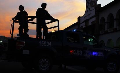La policía federal mexicana patrulla Apatzingan, una ciudad de Michoacán.