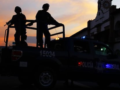 La polic&iacute;a federal mexicana patrulla Apatzingan, una ciudad de Michoac&aacute;n.