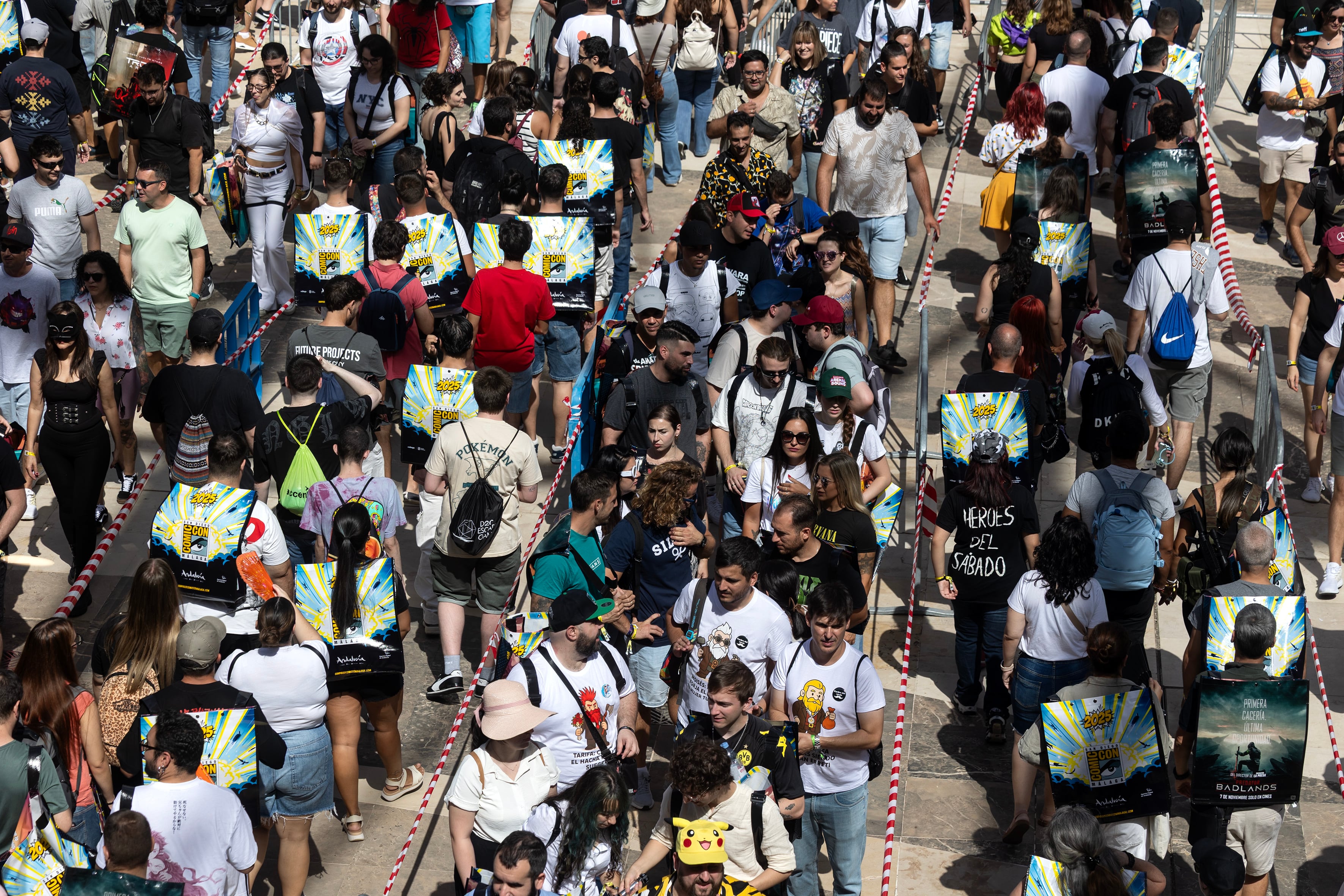 Vista de las numerosas personas que han estado haciendo colas para acceder a la cuarta y última jornada de esta primera San Diego Comic-Con celebrada en Málaga. 