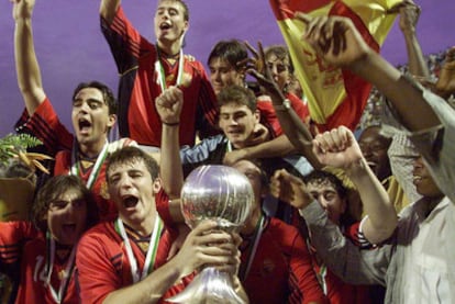 Los jugadores, Xavi e Iker entre ellos, celebran el Mundial de 1999.