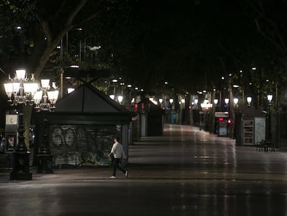 La Rambla a las 23.00, una hora despues del inicio del toque de queda en Barcelona.
