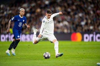 Fede Valverde dispara a puerta ante la presencia de un contrario.