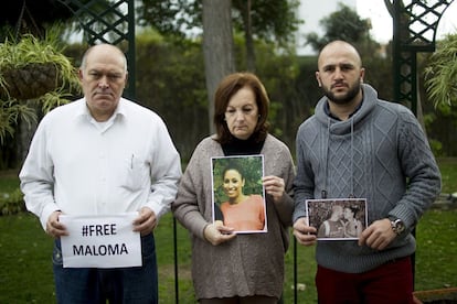 Los padres adoptivos de Maloma, José Morales y María del Carmen De Matos, junto a la pareja de la joven de origen saharaui, Ismael Arregui, en Mairena del Aljarafe, Sevilla.