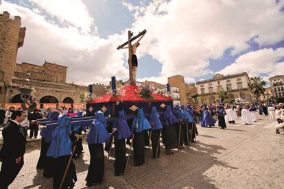 Procesión por el casco antiguo de Cáceres.