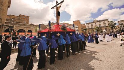 Procesión por el casco antiguo de Cáceres.