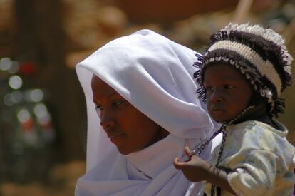 2006, Saraf Omra Darfur norte, Sudán. Una de las beneficiarias de los programas de asistencia del Programa Mundial de Alimentos en un centro de nutrición terapéutica para los desplazados por el conflicto bélico en Darfur. Las mujeres embarazadas y en periodo de lactancia reciben atención especial por parte del PMA ya que los 1.000 primeros días de vida son los más importantes para el desarrollo de los niños. Sólo si están bien alimentados y nutridos en las fases iniciales de crecimiento, podrán desarrollar todo su potencial en la madurez.