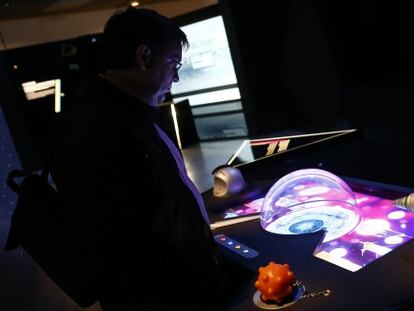 Un visitante de la exposición en el Espacio Fundación Telefónica, ante uno de los objetos de la muestra.