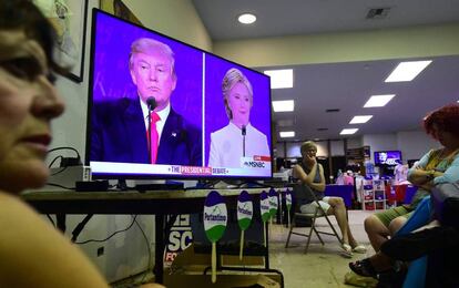 Espectadores del debate en Pasadena, California,