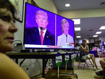 Espectadores del debate en Pasadena, California,