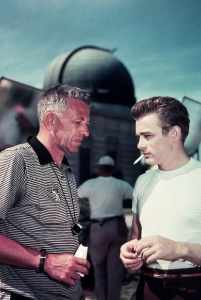 El director charla con James Dean en una pausa del rodaje de <i>Rebelde sin causa.</i>