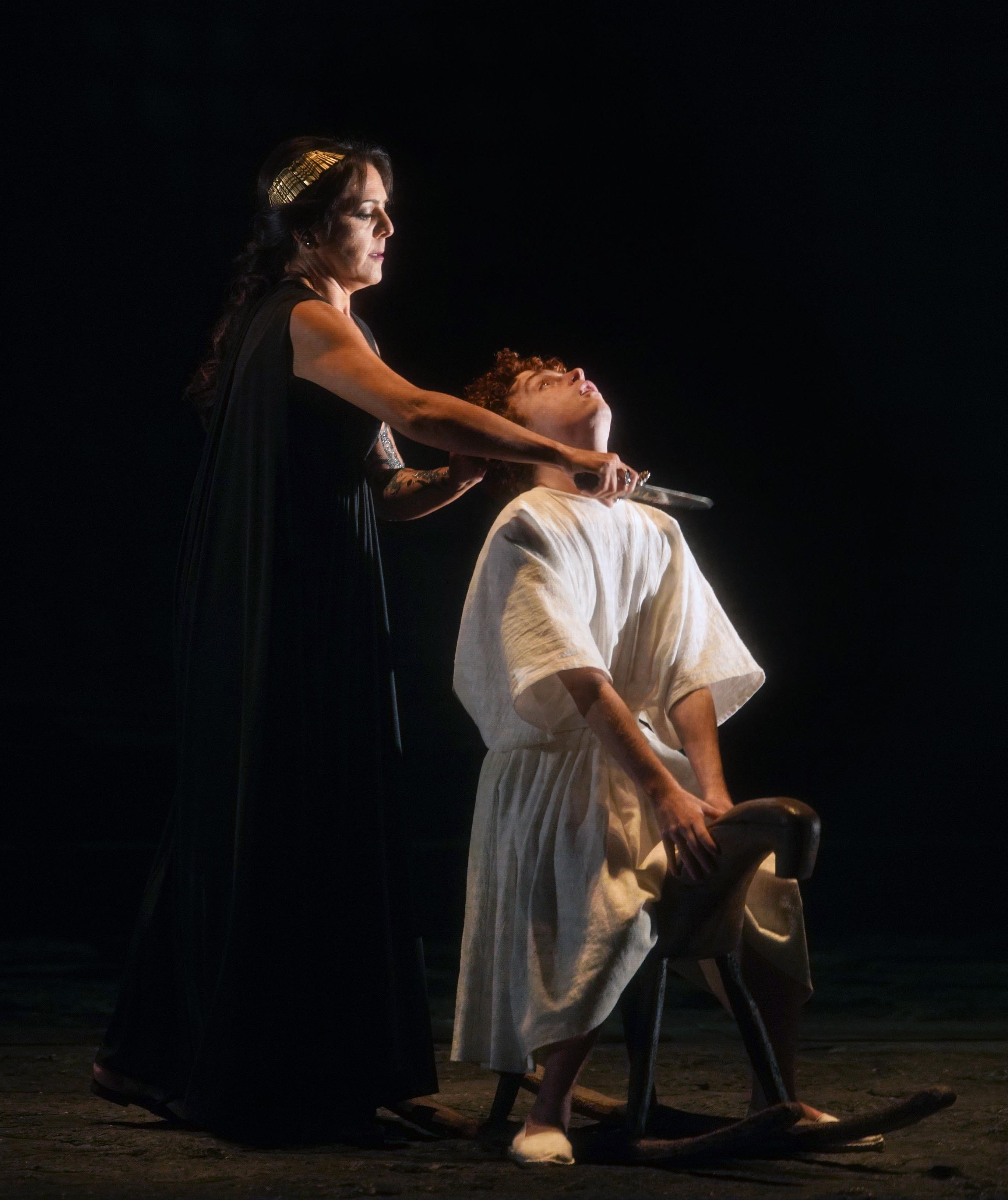 Maria Agresta (Medea) e Ismael Palacios (hijo de Medea).