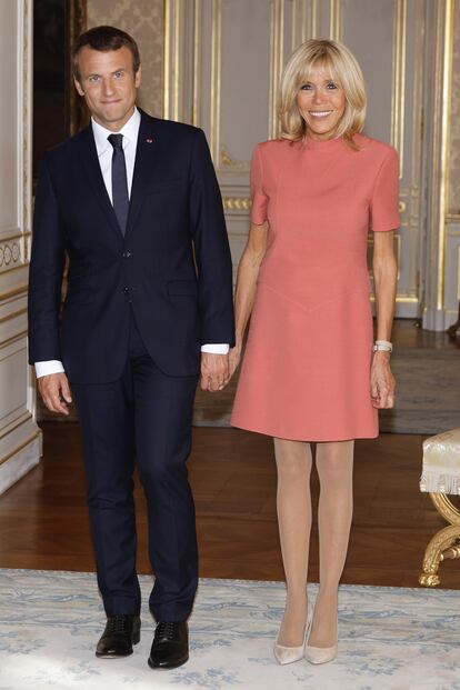 Brigitte Trogneux, más conocida como Brigitte Macron por su apellido de casada con el presidente francés, Emmanuel Macron, es 24 años mayor que su esposo. Una diferencia de edad que ha protagonizado infinitos titulares. Los mismos que separan a Donald Trump y Melania. En el caso de los Macron, este dato se ha comentado desde inagotables perspectivas. Hasta el punto de que Emmanuel Macron creyó oportuno desmentir una supuesta relación homosexual con el presidente de Radio France, Mathieu Gallet, en pleno mitin.