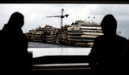 El comandante Francesco Schettino, principal imputado del naufragio del crucero que capitaneaba, el Costa Concordia, en el que murieron 32 personas, podr subir el prximo jueves a bordo del barco que yace an frente a la isla italiana del Giglio (centro).