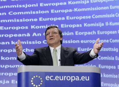 El presidente de la Comisión Europea, José Manuel Durão Barroso, se dirige a los medios, ayer en Bruselas.