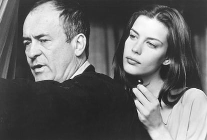 Bernardo Bertolucci junto a Liv Tyler, durante filmagem de 'Beleza roubada', que estreou em 30 de agosto de 1996.