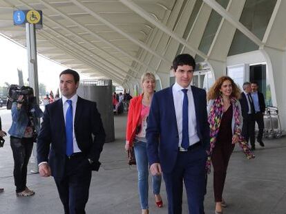 Unai Rementeria, en primer plano, en el aeropuerto de Loiu este lunes.