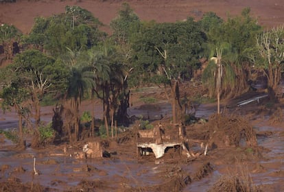 Rompimento de barragens da mineradora Samarco provoca 'tsunami de lama' e arrasa vilarejo de Bento Rodrigues, na região central de Minas Gerais. Tragédia causou mortes e deixou feridos. Mais de 500 pessoas ilhadas já haviam sido resgatadas pelos bombeiros até esta sexta-feira.