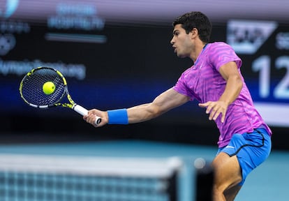 Alcaraz volea la pelota durante el partido contra Monfils en Miami.