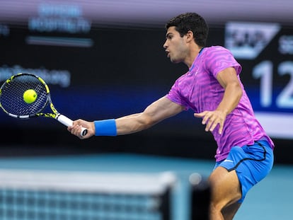 Alcaraz volea la pelota durante el partido contra Monfils en Miami.