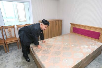 Kim Jong-un revisa apartamentos construidos para científicos. Fotografía sin fechar, publicada por la KCNA el 7 de agosto de 2013.