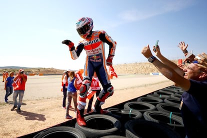 El piloto de Cervera celebra con el público suvictoria en el Gran Premio de MotoGP de Aragón, el 24 de septiembre.