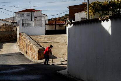 María Romero barre la calle. Tiene 68 años y vivió 25 en Madrid. Dice que ella no es muy de bares. "Si quiero un aperitivo, lo tengo en mi casa". Cuenta que en invierno el pueblo se vacía. "Puedes pasar días entero sin ver a nadie". 