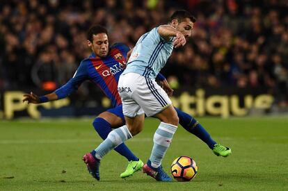 Neymar pelea un balón con el defensa del Celta de Vigo Jonny Castro.