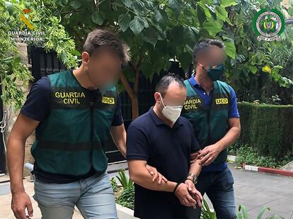 Imagen facilitada por la Guardia del arresto en septiembre, en Barcelona, del exagente colombiano M. T. A., buscado por las autoridades de su país por homicidio