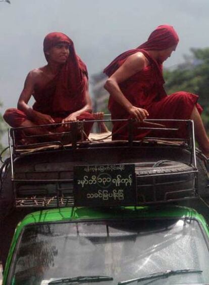 Monjes budistas, subidos a una camioneta ayer en Yangon.