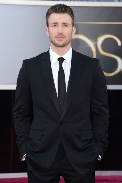 Chris Evans optó por un corbata silm y un impecable traje negro.