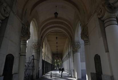 El pórtico de entrada al camposanto, en el que hay 28 arcos y dos esculturas de Mateo Inurria—, no se comenzó a construir por falta de dinero hasta 1925. Paloma García Zúñiga, presidenta de la Asociación Cementerios, explica que la tardanza provocó que fueran dos los arquitectos —Fernando Arbós y García Nava— que participaran en la construcción. “El retraso provocó que el pórtico, que iba a ser solo modernista, adquiriera también elementos neomudéjares”, cuenta García Zúñiga. En la imagen, una vista interior de los arcos, que padecen humedades y se han descascarillado en algunas zonas por la falta de mantenimiento.