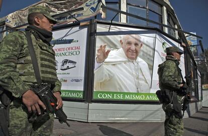 Policía federeal mexicana montan guardia en el exterior del Palacio Nacional.