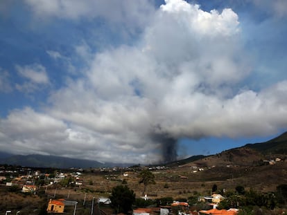 Momento en que se abrió la primera boca eruptiva en Cabeza de Vaca, Cumbre Vieja, el 19 de septiembre.