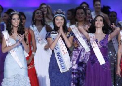 La nueva Miss Mundo Wen Xiayu (c) posa tras proclamarse vencedora con Sophie Elizabeth Mould (i) de Gales y Jessica Michelle Kahawaty (d) de Australia tras la final de Miss Mundo celebrada en el estadio Dongsheng en Ordos (China) ayer.