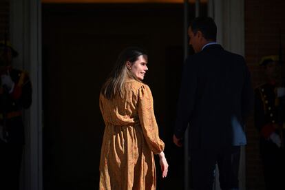 El presidente del Gobierno español, Pedro Sánchez, y la primera ministra de Islandia, Katrín Jakobsdóttir, durante su encuentro este martes en La Moncloa.