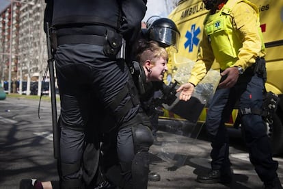 Una manifestante es detenida por la policía durante la protesta contra Vox en Barcelona.