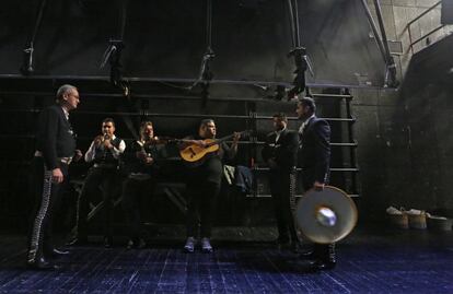 El director de escena, Emilio López, ha ambientado La Malquerida en el México de los años 30. En la imagen, varios mariachis ensayan minutos antes de comenzar una función.
