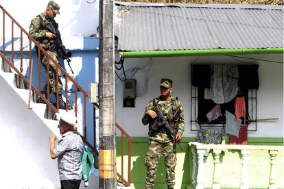 Soldados vigilan durante la evacuación preventiva.