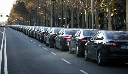 Coches de Cabify y Uber durante la huelga, el pasado enero en Barcelona.