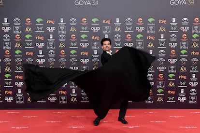 Antonio Najarro, coreógrafo y director de Ballet Nacional, bailando con una capa de Oteyza en la alfombra roja de los Goya.