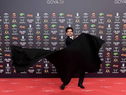 Antonio Najarro, coreógrafo y director de Ballet Nacional, bailando con una capa de Oteyza en la alfombra roja de los Goya.