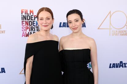 Julianne Moore pos junto a Mikey Madison a la entrada del evento.