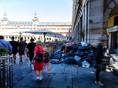 Montañas de basura en la Plaza Mayor de Madrid por la huelga.