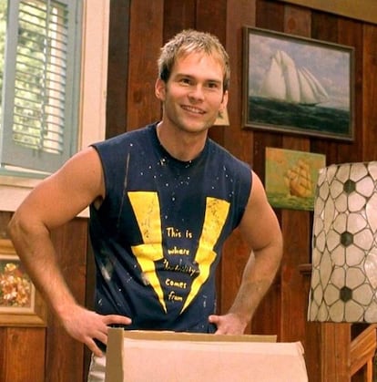 <p>Seann William Scott (1976, EE UU) era Stifler, el ligón del grupo, honor al que no era muy difícil acceder dada la escasa capacidad de seducción que manejaban los cuatro amigos. A pesar de que la popularidad de la saga ayudó a Seann a trabajar en éxitos de taquilla como 'Colega, ¿dónde está mi coche?' o 'Road Trip', su adicción al alcohol frenó el que era un prometedor ascenso hacia el estrellato. El actor descuidó su aspecto hasta acabar alarmantemente desmejorado. Tuvo que ingresar en una clínica de desintoxicación. Tras un mes de encierro voluntario probó suerte en el mundo del doblaje y ha puesto voz a Crash, la zarigüeya de la película de animación 'Ice Age'. El actor ha salido con dos modelos de Victoria's Secret: Deanna Miller y Lindsay Frimodt, con quien llegó a comprometerse. Este año ha vuelto a ponerse frente a las cámaras en 'Goon: Last of the Enforcers', la segunda entrega de 'Goon' que aún no se ha estrenado en España.</p> <p><strong>Nivel profesional:</strong> complicado.</p>