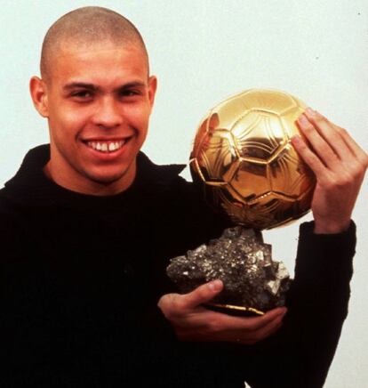 O atacante brasileiro Ronaldo levanta sua Bola de Ouro depois de ser nomeado o melhor jogador da Europa em 1997, na Arábia Saudita.