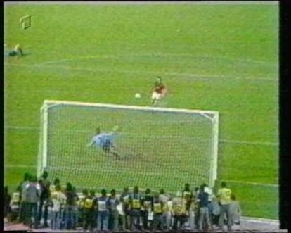 Panenka, de Checoslovaquia, supera a Sepp Maier, portero de Alemania, en la final de la Eurocopa de 1976.