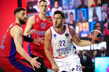 Micic intenta rebasar a Shengelia durante el partido entre el Efes y el CSKA.