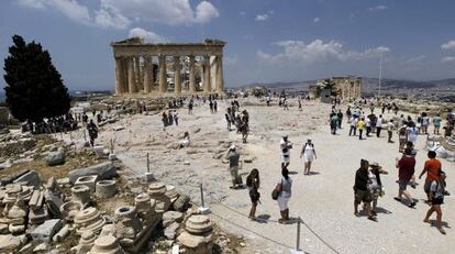 Turistas visitan la Acr&oacute;polis en Atenas.