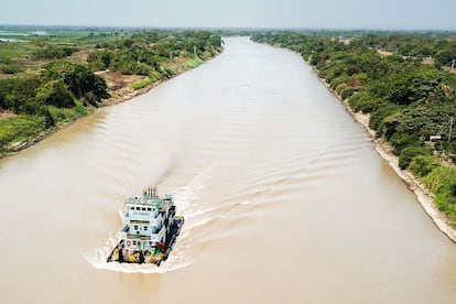 Un barco transita por el Canal del Dique.