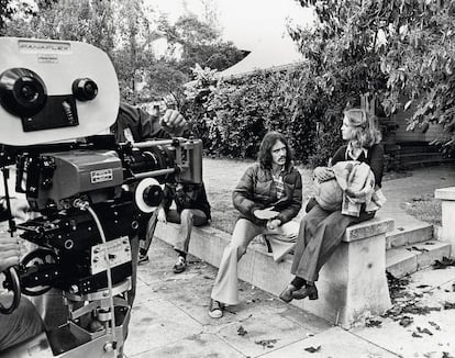 John Carpenter y Jamie Lee Curtis charlan en el rodaje de 'Halloween' en 1977.